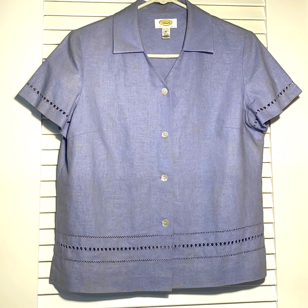 Talbots linen collared V-neck short sleeve top. Cut out designs hem and sleeves